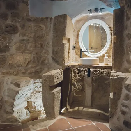 Castell De L'aguda Otel